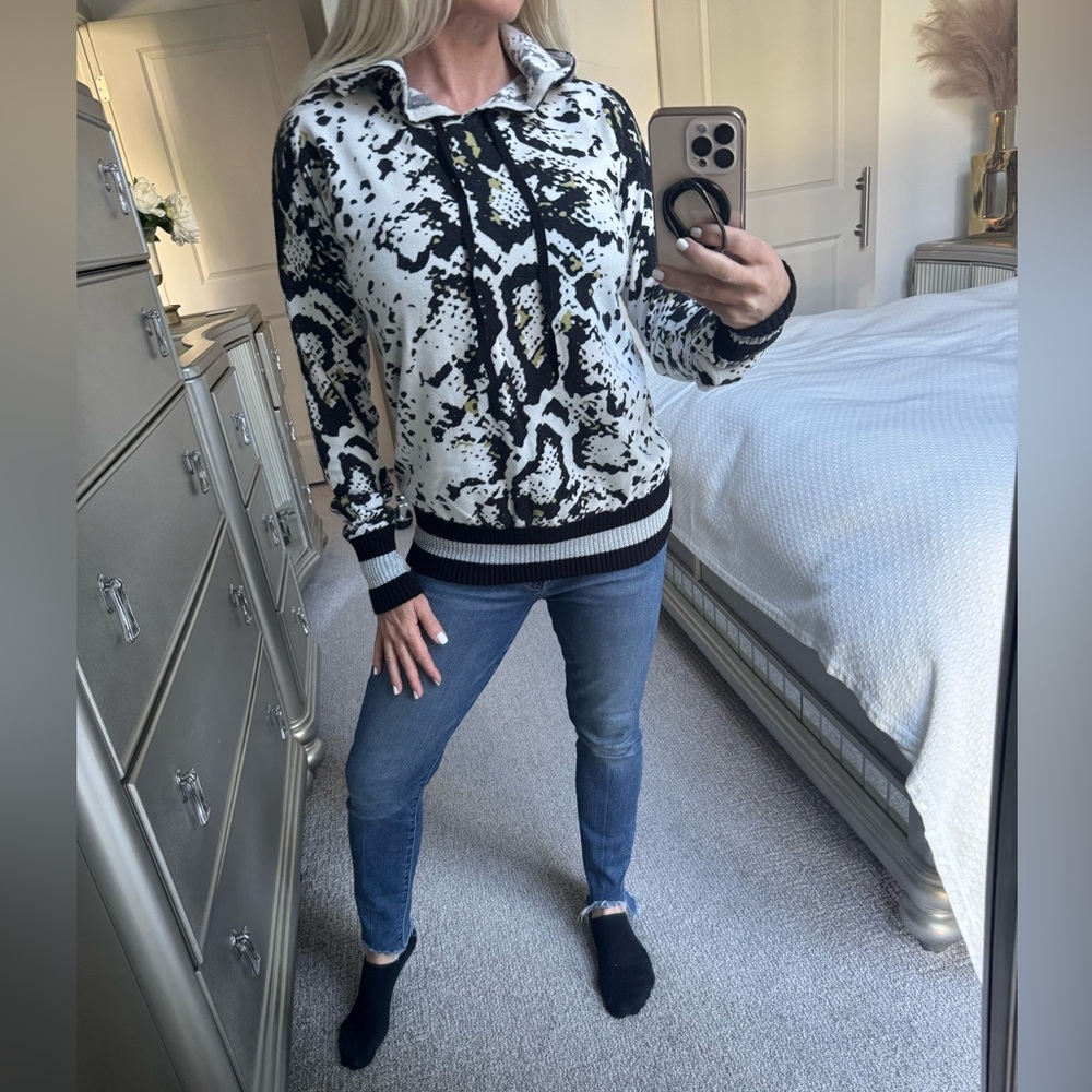 Aqua Snake skin Black White Animal Print Sweatshirt hoodie sweater size small